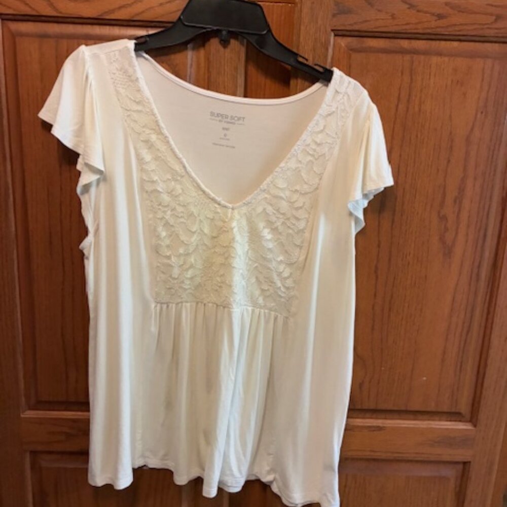 Torrid Women's Super Soft white w/ lace front blouse Size 0  (XL)